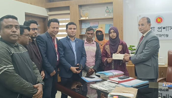 মেধাবী শিক্ষার্থী চাঁদনীর হাতে আর্থিক সহায়তার চেক তুলে দিলেন জেলা প্রশাসক