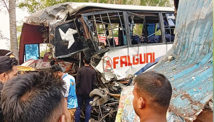 কাশিয়ানীতে বাস-কাভার্ডভ্যানের সংঘর্ষে নিহত ১, আহত ১৫