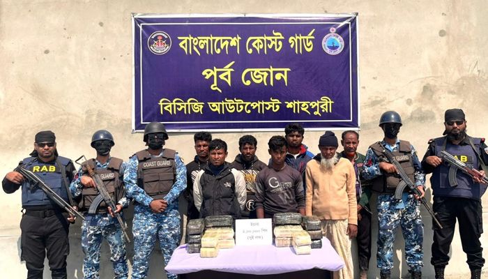 নাফ নদীর মোহনা থেকে দুই লাখ ইয়াবাসহ ৭ রোহিঙ্গা আটক