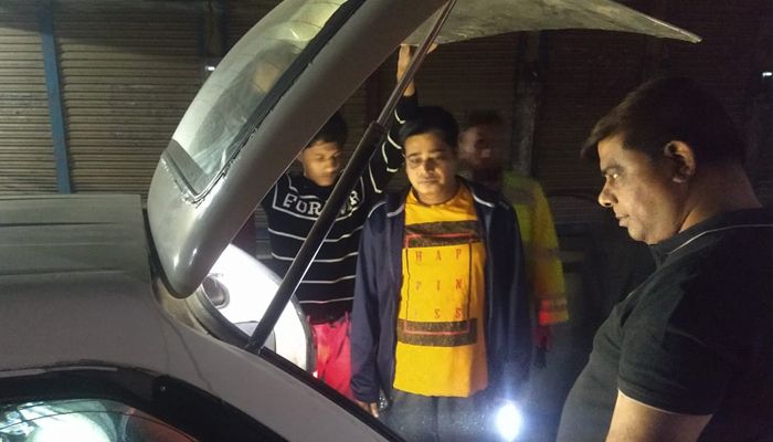 মধ্যরাতে গাড়ি তল্লাশি করছেন পুলিশ সুপার