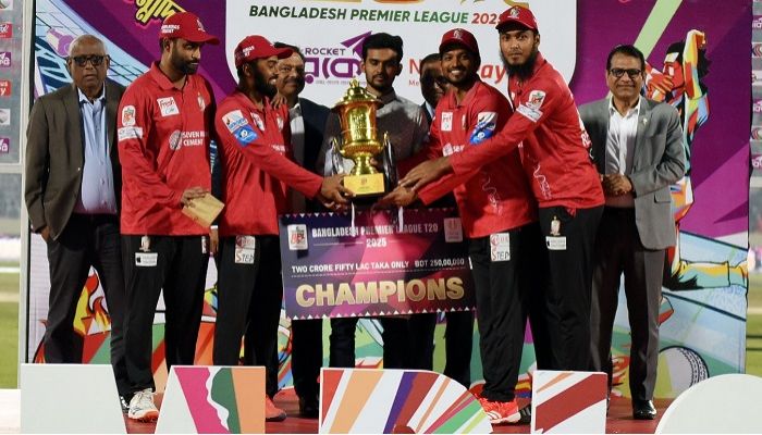 ট্রফি নিয়ে বরিশালে যাচ্ছেন তামিমরা