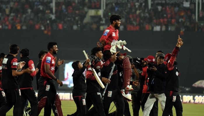 তামিমদের আরেকটি শিরোপা জয়ের নায়ক রিশাদকে কাঁধে তুলে নাচছেন ফরচুন বরিশালের খেলোয়াড়েরা— ছবি: আ. ই. আলীম