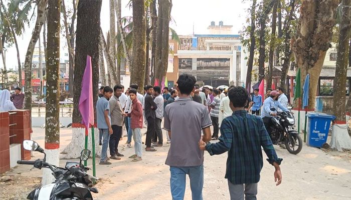 কমপ্লিট শাটডাউনের তৃতীয় দিনে অচল শেবাচিম ক্যাম্পাস