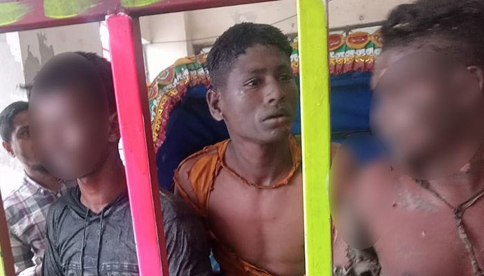 কীর্তনখোলায় জ্বালানি তেলের ট্রলারে অগ্নিকাণ্ডে দগ্ধ ৪
