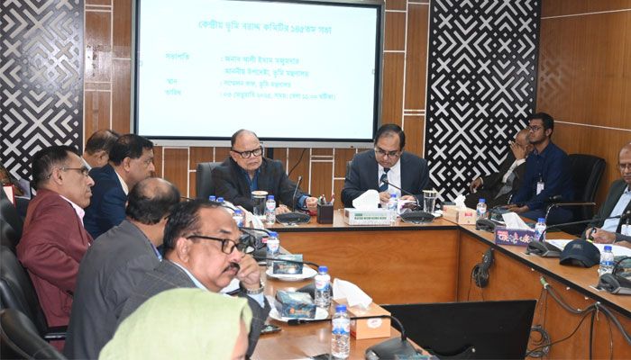 অধিগ্রহণ করা এলাকায় গাছ না কেটে দাম দিতে চান ভূমি উপদেষ্টা