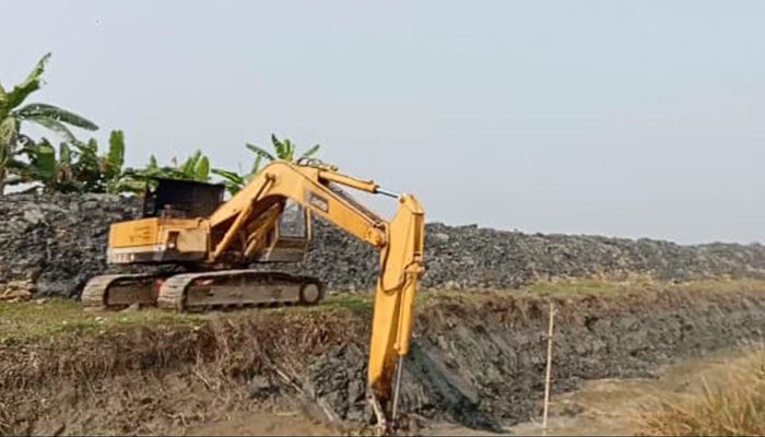 এক্সকাভেটরে কাটা হচ্ছে জমির টপ সয়েল, প্রশাসন নির্বিকার