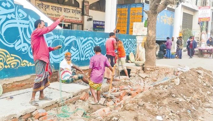 সমন্বয়হীন খোঁড়াখুঁড়িতে দুর্ভোগে নগরবাসী
