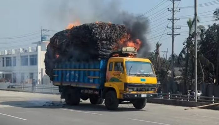 ক্ষতিপূরণ না দেওয়ায় পাট বোঝাই ট্রাকে আগুন!