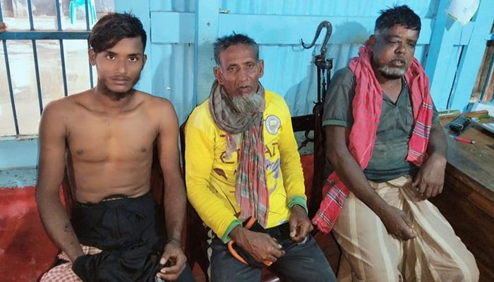 বঙ্গোপসাগরে মাছ ধরার ট্রলারে ডাকাতি, তিন জেলে গুলিবিদ্ধ
