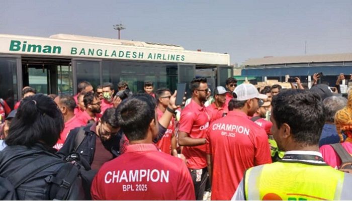 লঞ্চ নয়, বিমানে চড়ে বরিশাল গেলেন তামিমরা