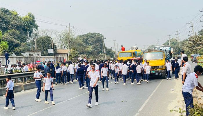 শিক্ষকের অপসারণের দাবিতে শিক্ষার্থীদের ঢাকা-টাঙ্গাইল মহাসড়ক অবরোধ। প্রবা ফটো