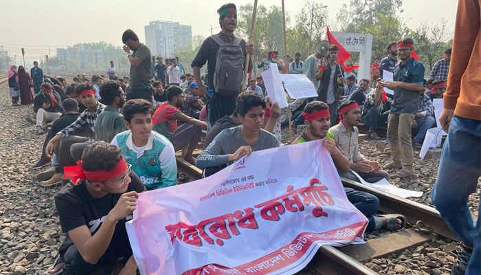 বিশ্ববিদ্যালয়ের নাম পরিবর্তনের দাবিতে গাজীপুরে ট্রেন আটকে অবরোধ 