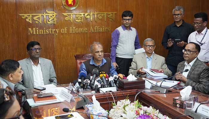 আন্দোলনকারী শিক্ষার্থীরা জনজীবন অতিষ্ঠ করে তুলছে : স্বরাষ্ট্র উপদেষ্টা