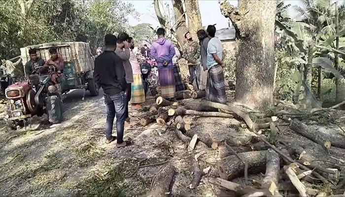 বিএনপি নেতাকে আটকের পর পুলিশে দিলেন স্থানীয়রা