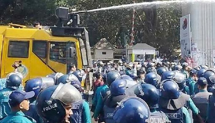 জলকামানে ছত্রভঙ্গ আন্তবিশ্ববিদ্যালয় কর্মচারীদের মিছিল