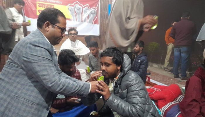 উপাচার্যের আশ্বাসে ১৯ ঘণ্টা পর অনশন ভাঙলেন জাবির শিক্ষার্থীরা