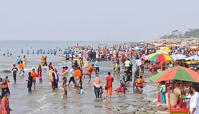 লাখো পর্যটকে মুখর কুয়াকাটা সমুদ্রসৈকত