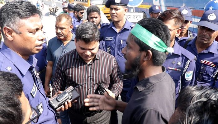 মানিকগঞ্জে বৈষম্যবিরোধীদের কমিটি বাতিলের দাবিতে মহাসড়ক অবরোধ