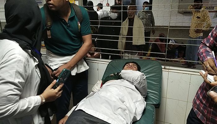 ম্যাটস শিক্ষার্থীদের ওপর পুলিশের লাঠিচার্জ, আহত ১৭