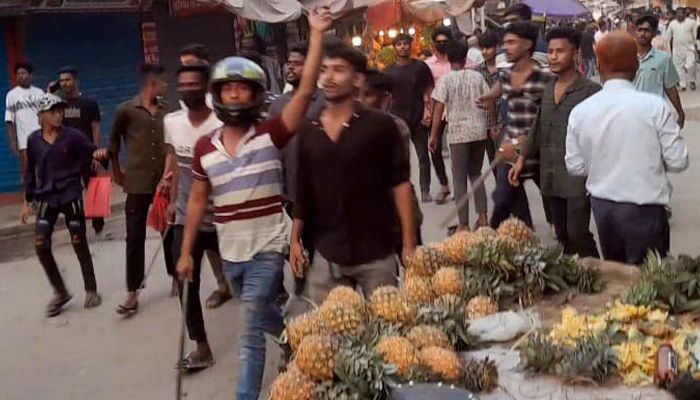 বিএনপির একপক্ষের মিছিলে অপর পক্ষের হামলার অভিযোগ, আহত ১০
