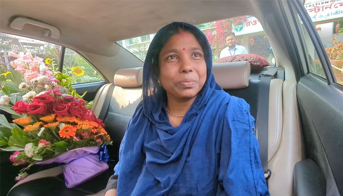 কলেজ পরিচ্ছন্নতাকর্মীকে রাজকীয় বিদায়