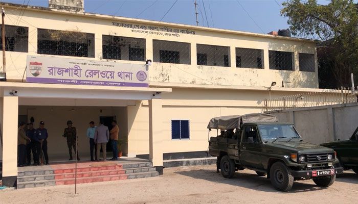 ট্রেনে সেনা সদস্যকে মারধর, রেলওয়ের তিন কর্মচারী আটক