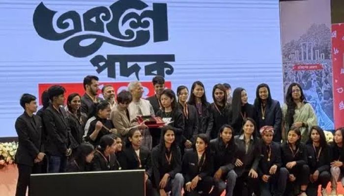একুশে পদক গ্রহণ করলেন সাফজয়ী সাবিনারা