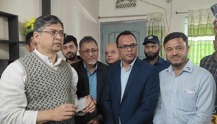 ৯ বছর পর নিজের জাতীয় পরিচয়পত্র নিলেন সালাউদ্দিন আহমেদ