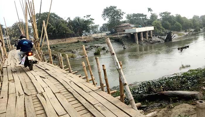 তালা উপজেলায় কপোতাক্ষ নদের ওপর তৈরি শালিখা সাঁকো। প্রবা ফটো