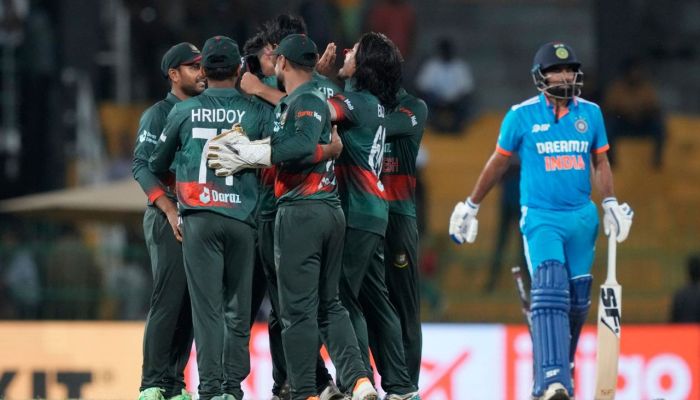 বাংলাদেশ নয়, ভারত ও পাকিস্তানকে সেমিতে দেখছেন শাস্ত্রী