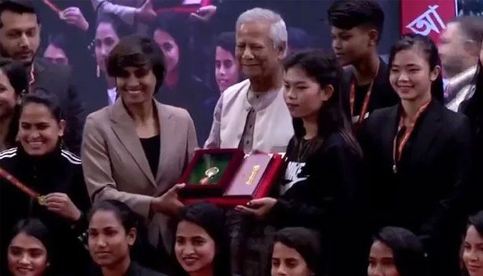 ১৮ গুণীজন ও নারী ফুটবল দলকে একুশে পদক প্রদান