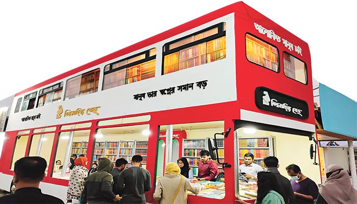 ভ্রাম্যমাণ লাইব্রেরির আদলে বিশ্বসাহিত্য কেন্দ্রের স্টল 	ছবি : আলী হোসেন মিন্টু