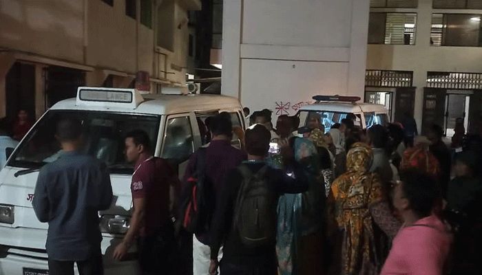 ঠাকুরগাঁওয়ে ট্রাকচাপায় ‘পাগলুর’ দুই যাত্রী নিহত