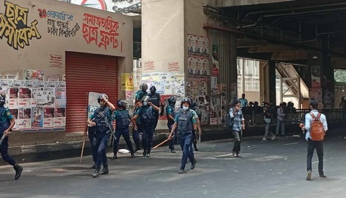 সচিবালয়ের সামনে পুলিশ-শ্রমিক সংঘর্ষ, আহত ৪০