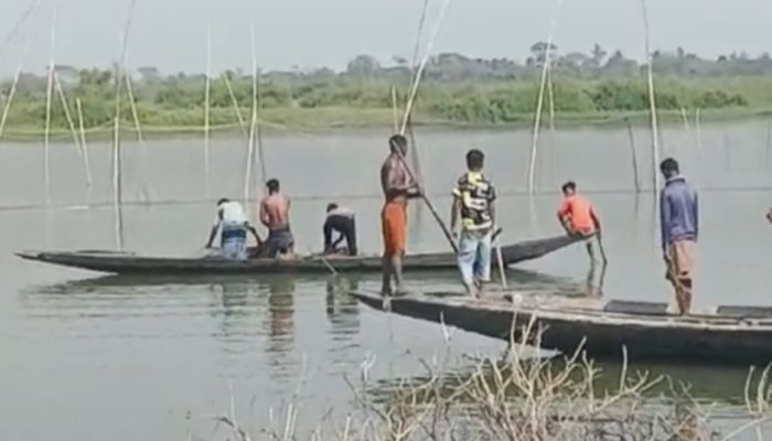 ধর্মপাশার চারদা বিল গ্রুপ জলমহালের নিষেধাজ্ঞা অমান্য করে চলছে মাছ ধরা