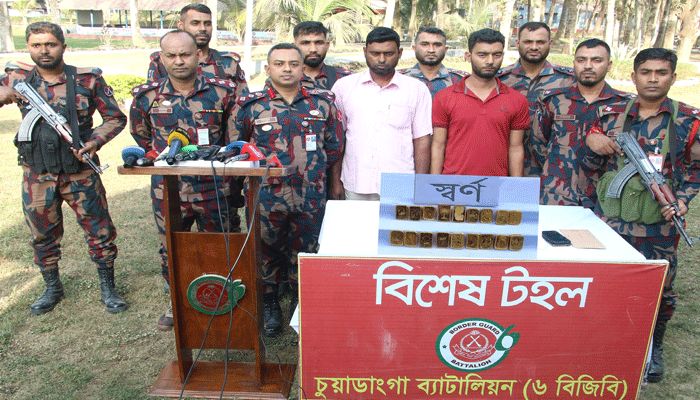 বাসে বিজিবির তল্লাশি, সোনার বারসহ আটক ২