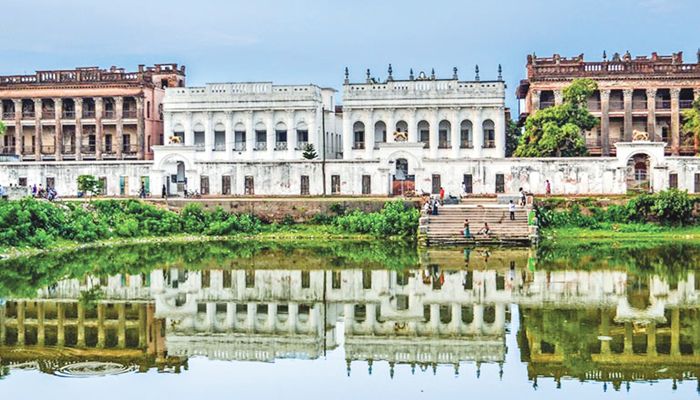 ঘুরে আসুন বালিয়াটি জমিদারবাড়ি