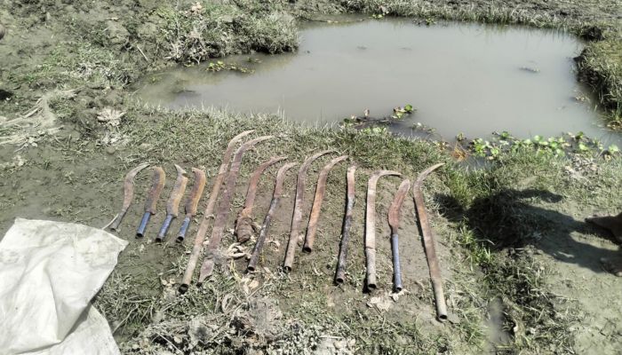 ভোলায় ডোবা থে‌কে ১৪টি দেশিয় অস্ত্র উদ্ধার