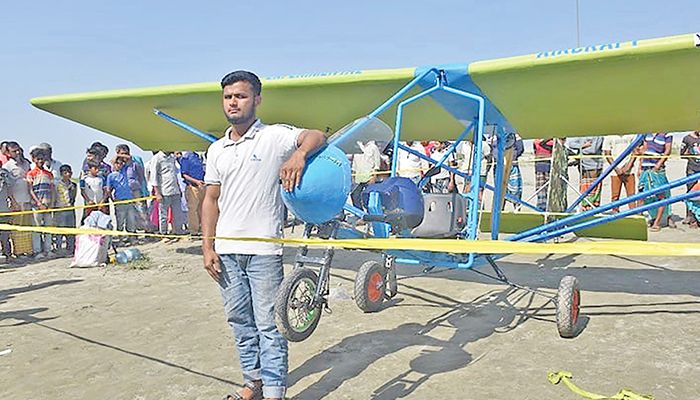 স্বপ্নের বিমান বানিয়ে আকাশে ওড়ালেন মানিকগঞ্জের তরুণ
