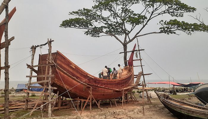 সমুদ্রযাত্রায় মৎস্যজীবীদের প্রস্তুতি