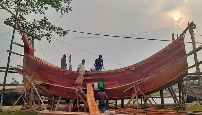 সমুদ্রযাত্রায় মৎস্যজীবীদের প্রস্তুতি