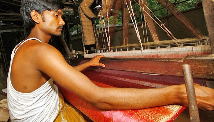 বগুড়ার বেনারসি পল্লীতে ব্যস্ততা