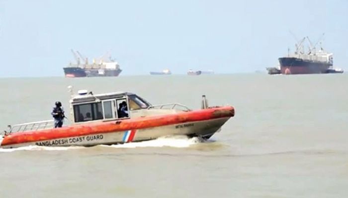 অবৈধ মজুদ ঠেকাতে জাহাজে অভিযান