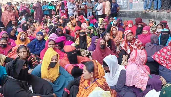বকেয়া বেতনের দাবিতে জেএমএস গার্মেন্টস শ্রমিকদের ফের সড়ক অবরোধ