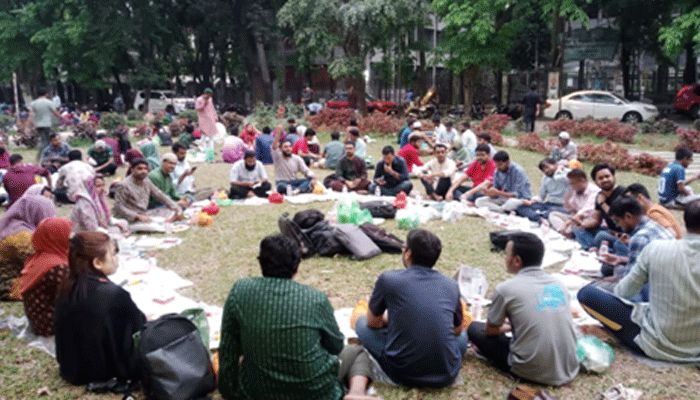 টিএসসিতে ইফতারে প্রাক্তনদের মিলনমেলা