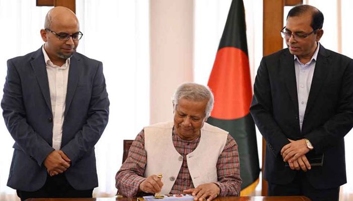 স্বাধীনতা দিবস উপলক্ষে ডাকটিকিট অবমুক্ত করলেন প্রধান উপদেষ্টা