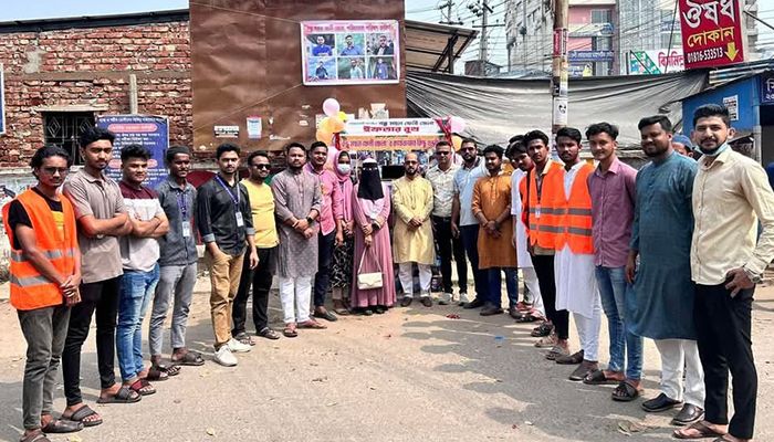 ফেনীতে রোজাদারের জন্য বিনামূল্যে বন্ধু মহল-এর উদ্যোগে ইফতার বুথ