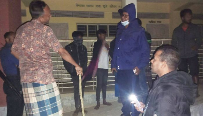 সড়কে ব্যারিকেড দিয়ে আসামি ছিনিয়ে নেওয়ার অভিযোগ উঠেছে যুবদল নেতার বিরুদ্ধে। প্রবা ফটো 