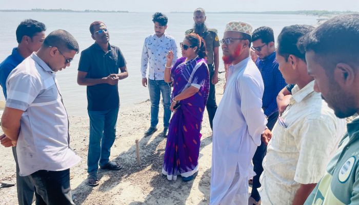 সাতক্ষীরায় ঝুলে আছে উপকূল বেড়িবাঁধের কাজ, ঠিকাদারকে জরিমানা