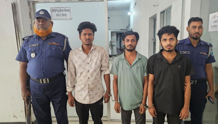 তিন যুবককে গ্রেপ্তার করেছে পুলিশ। প্রবা ফটো